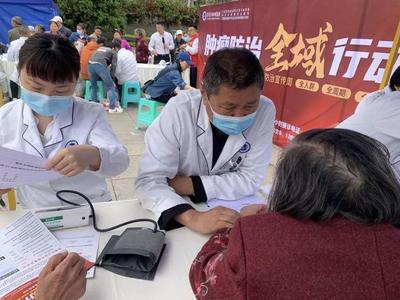 腫瘤防治，全域行動——重慶全域腫瘤醫(yī)院“腫瘤防治宣傳周”第三場義診龍都廣場啟動